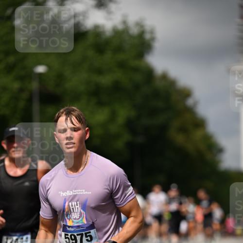 29.06.2025 - hella hamburg halbmarathon Dr. Thomas Lammeyer http://msf.ph/oto/8414522 29.06.2025 10:44:45 Kennedybrücke 1037, 1291, 1586, 1899, 2109, 2254, 2515, 2572, 3432, 3607, 3810, 4271, 4612, 5059, 5263, 5351, 5654, 5701, 5702, 5901, 5975, 6229, 6363, 6673, 6866, 6876, 6920, 7174, 8107, 8739, 8815, 8984, 9187, 9195, 9468, 9495, 9977, 10166, 10474, 10806, 10833, 11244 meine-sportfotos.de