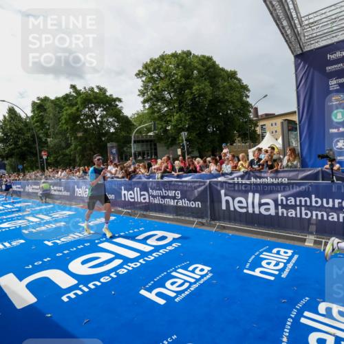 29.06.2025 - hella hamburg halbmarathon Zöllner http://msf.ph/oto/8414525 29.06.2025 10:25:18 Ziel 8376, 11994, 13913, 14113, 16484 meine-sportfotos.de