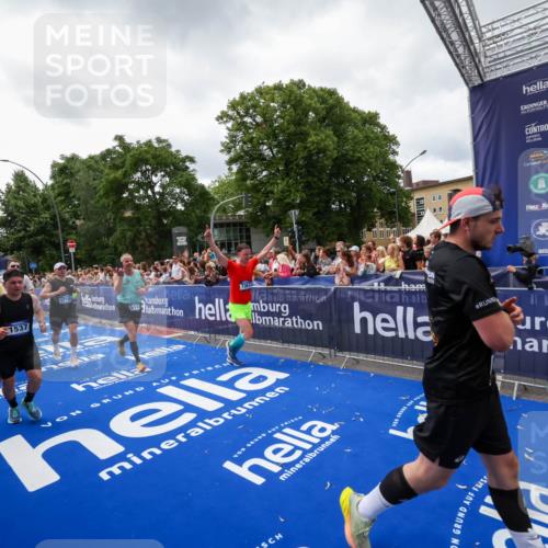 29.06.2025 - hella hamburg halbmarathon Zöllner http://msf.ph/oto/8414527 29.06.2025 10:48:28 Ziel 1537, 3747, 5129, 5362, 5528, 6081, 6923, 7367, 8216, 9262, 11451, 12549, 12840, 13962, 14990, 17745, 17855, 17982, 18790, 18923 meine-sportfotos.de