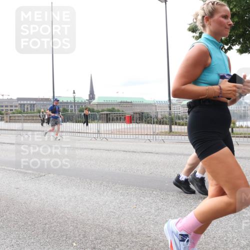 29.06.2025 - hella hamburg halbmarathon Lena Gebhardt http://msf.ph/oto/8414544 29.06.2025 10:26:03 Lombardsbrücke 1305, 1479, 1481, 3343, 3617, 3765, 4267, 4268, 4315, 4378, 4797, 5028, 5497, 6159, 6663, 8276, 8306, 8674, 8881, 10104, 10219, 11107, 11139, 11596, 11699, 11828, 11859, 12074, 12505, 12826, 12827, 12838, 12945, 12946, 13653, 14063, 14179, 14223, 14356, 14726, 14936, 16289, 16354, 16381, 16927, 17369, 17712, 19144 meine-sportfotos.de