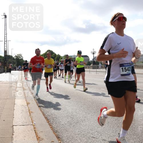 29.06.2025 - hella hamburg halbmarathon Lena Gebhardt http://msf.ph/oto/8414558 29.06.2025 09:50:45 Lombardsbrücke 575, 4555, 128, 15421, 668, 1209, 1358, 1441, 1677, 1688, 1697, 1700, 1882, 2546, 2568, 2675, 2719, 2826, 3056, 3626, 3947, 4205, 4229, 4380, 4398, 4823, 4893, 5026, 5087, 5472, 5506, 5508, 5745, 5752, 5791, 5803, 5916, 6080, 6429, 6458, 6529, 6639, 6649, 6686, 6687, 7026, 7110, 7635, 8091, 8450, 8574, 8958, 9017, 9116, 9365, 9380, 10064, 10218, 10783, 10922, 11281, 11284, 11305, 11379, 13725 meine-sportfotos.de