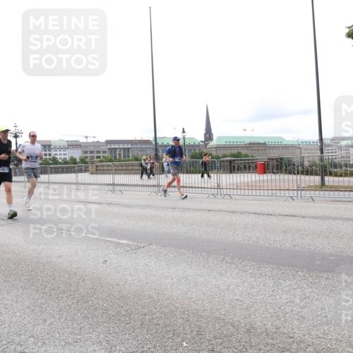 29.06.2025 - hella hamburg halbmarathon Lena Gebhardt http://msf.ph/oto/8414567 29.06.2025 10:26:03 Lombardsbrücke 11859, 10219, 827, 1305, 1479, 1481, 3343, 3617, 3765, 4267, 4268, 4315, 4378, 4797, 5028, 5497, 6159, 6663, 8276, 8306, 8674, 8881, 10104, 10219, 11107, 11139, 11596, 11699, 11828, 11859, 12074, 12505, 12826, 12827, 12838, 12945, 12946, 13653, 14063, 14179, 14223, 14356, 14726, 14936, 16289, 16354, 16381, 16927, 17369, 17712, 19144 meine-sportfotos.de