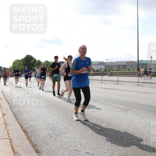 29.06.2025 - hella hamburg halbmarathon Lena Gebhardt http://msf.ph/oto/8414577 29.06.2025 10:04:57 Lombardsbrücke 1126, 1213, 1316, 1347, 1377, 1559, 2011, 2424, 2463, 2628, 2698, 2852, 3071, 3413, 3994, 4146, 4220, 4293, 4394, 4538, 4951, 5869, 6311, 6907, 6908, 7302, 7826, 8049, 8089, 8999, 9007, 9019, 10100, 10709, 10834, 11088, 11551, 11595, 12125, 12924, 13242, 13327, 13533, 13625, 13717, 14203, 15532, 16128, 16134, 16145, 16357, 16579, 16995, 17112, 17113, 17434, 17707, 17814, 17818, 18189 meine-sportfotos.de