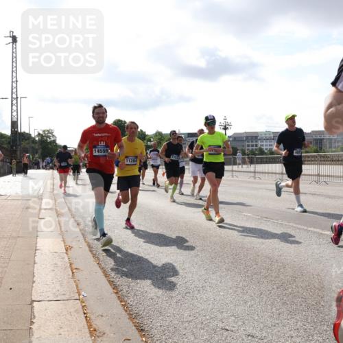 29.06.2025 - hella hamburg halbmarathon Lena Gebhardt http://msf.ph/oto/8414581 29.06.2025 09:50:45 Lombardsbrücke 14555, 11284, 668, 15, 1209, 1358, 1441, 1677, 1688, 1697, 1700, 1882, 2546, 2568, 2675, 2719, 2826, 3056, 3626, 3947, 4205, 4229, 4380, 4398, 4823, 4893, 5026, 5087, 5472, 5506, 5508, 5745, 5752, 5791, 5803, 5916, 6080, 6429, 6458, 6529, 6639, 6649, 6686, 6687, 7026, 7110, 7635, 8091, 8450, 8574, 8958, 9017, 9116, 9365, 9380, 10064, 10218, 10783, 10922, 11281, 11284, 11305, 11379, 13725 meine-sportfotos.de