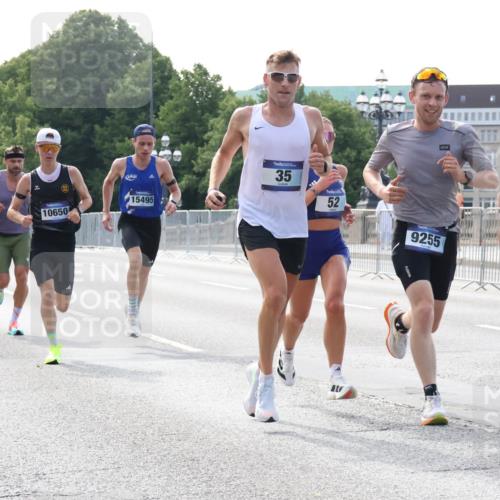29.06.2025 - hella hamburg halbmarathon Lena Gebhardt http://msf.ph/oto/8414586 29.06.2025 09:40:05 Lombardsbrücke 15495, 10650, 35, 52, 9255, 35, 51, 52, 53, 2144, 2659, 3720, 6380, 9255, 10650, 11342, 11678, 14717, 14933, 15495, 16120, 17402, 18848, 19075, 19108 meine-sportfotos.de
