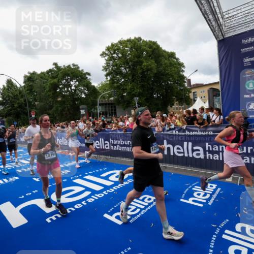 29.06.2025 - hella hamburg halbmarathon Zöllner http://msf.ph/oto/8414620 29.06.2025 10:48:32 Ziel 3747, 5362, 6081, 9262, 10000, 10860, 11451, 12149, 12549, 12690, 12840, 13962, 14033, 14990, 15808, 15917, 17395, 17855, 18251, 18790, 18923 meine-sportfotos.de
