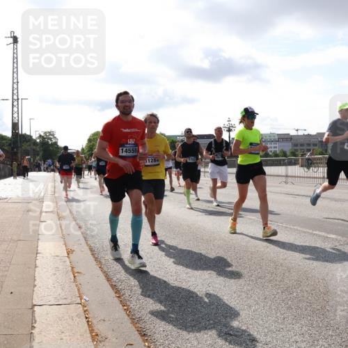 29.06.2025 - hella hamburg halbmarathon Lena Gebhardt http://msf.ph/oto/8414623 29.06.2025 09:50:46 Lombardsbrücke 14555, 11284, 575, 1209, 1358, 1441, 1677, 1688, 1697, 1700, 1882, 1962, 2546, 2568, 2675, 2719, 2826, 3056, 3626, 3947, 4205, 4229, 4380, 4398, 4823, 4893, 5026, 5087, 5472, 5506, 5508, 5745, 5752, 5791, 5803, 5916, 6080, 6429, 6458, 6529, 6639, 6649, 6686, 6687, 7026, 7110, 7116, 7635, 8091, 8450, 8574, 8958, 8966, 9017, 9116, 9365, 9380, 10064, 10218, 10783, 10922, 11281, 11284, 11305, 11379, 13725 meine-sportfotos.de