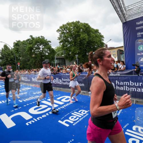 29.06.2025 - hella hamburg halbmarathon Zöllner http://msf.ph/oto/8414628 29.06.2025 10:48:33 Ziel 1163, 1176, 2213, 3747, 5362, 6081, 9262, 10000, 10860, 11451, 11579, 12149, 12549, 12690, 12840, 13962, 14033, 14990, 15808, 15917, 17395, 17855, 18251, 18790, 18815, 18923 meine-sportfotos.de