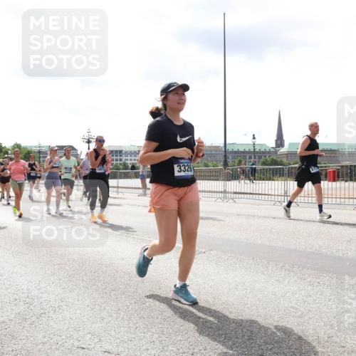 29.06.2025 - hella hamburg halbmarathon Lena Gebhardt http://msf.ph/oto/8414642 29.06.2025 10:42:09 Lombardsbrücke 1039, 10623, 3326, 946, 1039, 1150, 1360, 1624, 1648, 1712, 1752, 1929, 1957, 2069, 2145, 2523, 2974, 3276, 3326, 3459, 3460, 3568, 3605, 4329, 4353, 4541, 4735, 4736, 4787, 4885, 4891, 4892, 5419, 5432, 5671, 5810, 6136, 6137, 6153, 6320, 6430, 6436, 6618, 6828, 6837, 6846, 6917, 7260, 7357, 7477, 7557, 7666, 7955, 7968, 8014, 8300, 8301, 8443, 8459, 8525, 8526, 8712, 8897, 8908, 9008, 9223, 9370, 9467, 9588, 10027, 10532, 10623 meine-sportfotos.de
