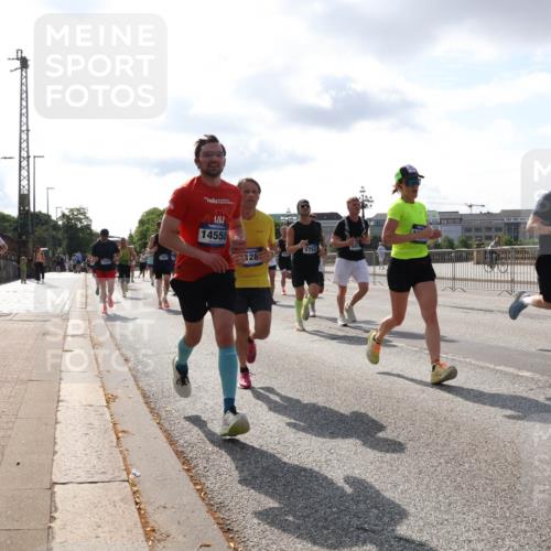 29.06.2025 - hella hamburg halbmarathon Lena Gebhardt http://msf.ph/oto/8414646 29.06.2025 09:50:46 Lombardsbrücke 1389, 14555, 128, 5752, 1209, 1358, 1441, 1677, 1688, 1697, 1700, 1882, 1962, 2546, 2568, 2675, 2719, 2826, 3056, 3626, 3947, 4205, 4229, 4380, 4398, 4823, 4893, 5026, 5087, 5472, 5506, 5508, 5745, 5752, 5791, 5803, 5916, 6080, 6429, 6458, 6529, 6639, 6649, 6686, 6687, 7026, 7110, 7116, 7635, 8091, 8450, 8574, 8958, 8966, 9017, 9116, 9365, 9380, 10064, 10218, 10783, 10922, 11281, 11284, 11305, 11379, 13725 meine-sportfotos.de