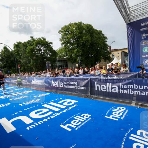 29.06.2025 - hella hamburg halbmarathon Zöllner http://msf.ph/oto/8414647 29.06.2025 10:25:27 Ziel 12067 meine-sportfotos.de