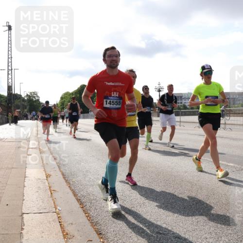 29.06.2025 - hella hamburg halbmarathon Lena Gebhardt http://msf.ph/oto/8414671 29.06.2025 09:50:46 Lombardsbrücke 14555, 485, 1209, 1358, 1441, 1677, 1688, 1697, 1700, 1882, 1962, 2546, 2568, 2675, 2719, 2826, 3056, 3626, 3947, 4205, 4229, 4380, 4398, 4823, 4893, 5026, 5087, 5472, 5506, 5508, 5745, 5752, 5791, 5803, 5916, 6080, 6429, 6458, 6529, 6639, 6649, 6686, 6687, 7026, 7110, 7116, 7635, 8091, 8450, 8574, 8958, 8966, 9017, 9116, 9365, 9380, 10064, 10218, 10783, 10922, 11281, 11284, 11305, 11379, 13725 meine-sportfotos.de