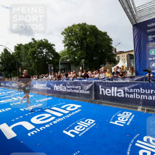 29.06.2025 - hella hamburg halbmarathon Zöllner http://msf.ph/oto/8414683 29.06.2025 10:25:28 Ziel 12067 meine-sportfotos.de