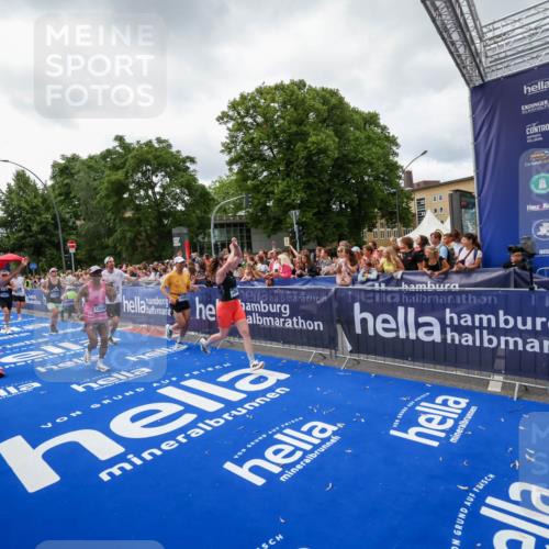 29.06.2025 - hella hamburg halbmarathon Zöllner http://msf.ph/oto/8414687 29.06.2025 10:48:36 Ziel 1163, 1176, 2213, 5421, 10000, 10860, 11451, 11579, 12149, 12690, 13962, 14033, 14990, 15573, 15808, 15917, 17395, 18251, 18815 meine-sportfotos.de