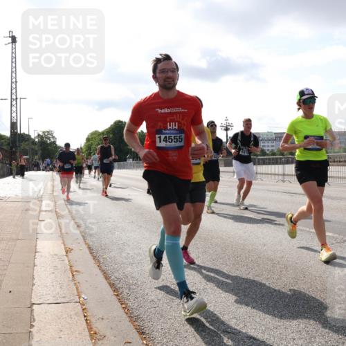 29.06.2025 - hella hamburg halbmarathon Lena Gebhardt http://msf.ph/oto/8414692 29.06.2025 09:50:46 Lombardsbrücke 30, 44, 14555, 11111, 489, 591, 1209, 1358, 1441, 1677, 1688, 1697, 1700, 1882, 1962, 2546, 2568, 2675, 2719, 2826, 3056, 3626, 3947, 4205, 4229, 4380, 4398, 4823, 4893, 5026, 5087, 5472, 5506, 5508, 5745, 5752, 5791, 5803, 5916, 6080, 6429, 6458, 6529, 6639, 6649, 6686, 6687, 7026, 7110, 7116, 7635, 8091, 8450, 8574, 8958, 8966, 9017, 9116, 9365, 9380, 10064, 10218, 10783, 10922, 11281, 11284, 11305, 11379, 13725 meine-sportfotos.de