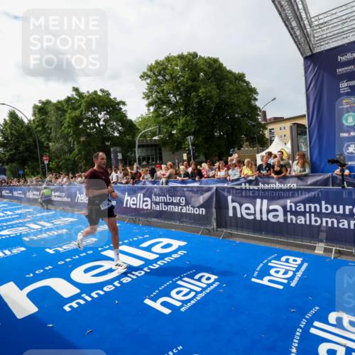 29.06.2025 - hella hamburg halbmarathon Zöllner http://msf.ph/oto/8414695 29.06.2025 10:25:28 Ziel 12067 meine-sportfotos.de
