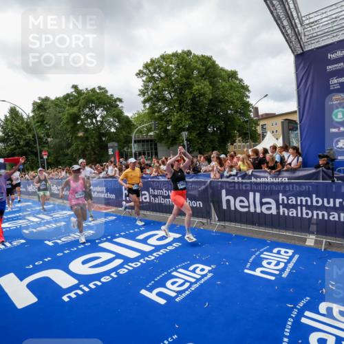 29.06.2025 - hella hamburg halbmarathon Zöllner http://msf.ph/oto/8414696 29.06.2025 10:48:36 Ziel 1163, 1176, 2213, 5421, 10000, 10860, 11451, 11579, 12149, 12690, 13962, 14033, 14990, 15573, 15808, 15917, 17395, 18251, 18815 meine-sportfotos.de