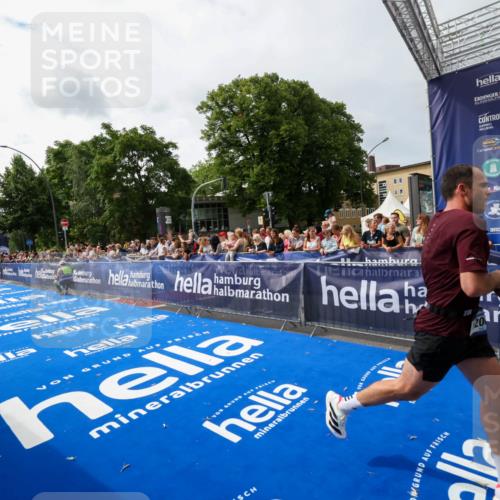 29.06.2025 - hella hamburg halbmarathon Zöllner http://msf.ph/oto/8414720 29.06.2025 10:25:29 Ziel 12067 meine-sportfotos.de