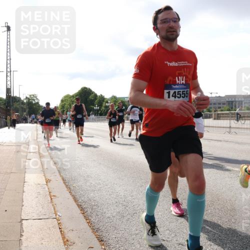 29.06.2025 - hella hamburg halbmarathon Lena Gebhardt http://msf.ph/oto/8414737 29.06.2025 09:50:46 Lombardsbrücke 5420, 13897, 30, 14555, 1209, 1358, 1441, 1677, 1688, 1697, 1700, 1882, 1962, 2546, 2568, 2675, 2719, 2826, 3056, 3626, 3947, 4205, 4229, 4380, 4398, 4823, 4893, 5026, 5087, 5472, 5506, 5508, 5745, 5752, 5791, 5803, 5916, 6080, 6429, 6458, 6529, 6639, 6649, 6686, 6687, 7026, 7110, 7116, 7635, 8091, 8450, 8574, 8958, 8966, 9017, 9116, 9365, 9380, 10064, 10218, 10783, 10922, 11281, 11284, 11305, 11379, 13725 meine-sportfotos.de