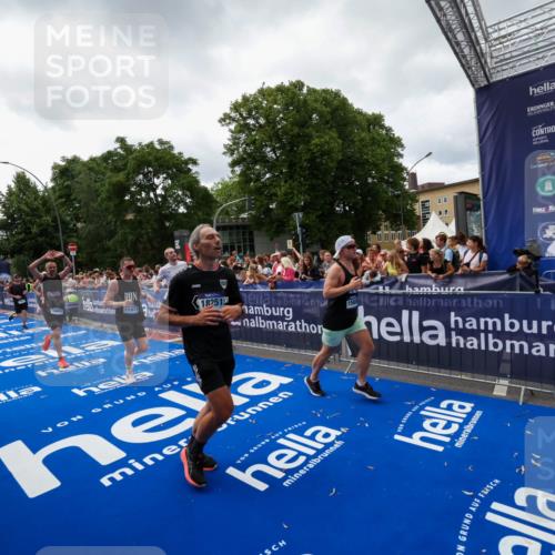29.06.2025 - hella hamburg halbmarathon Zöllner http://msf.ph/oto/8414750 29.06.2025 10:48:38 Ziel 1163, 1176, 2213, 4553, 5421, 9538, 10000, 10859, 10860, 11579, 12149, 12690, 14033, 15573, 15808, 15917, 17395, 18251, 18815 meine-sportfotos.de