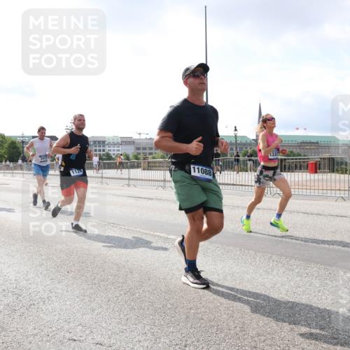29.06.2025 - hella hamburg halbmarathon Lena Gebhardt http://msf.ph/oto/8414782 29.06.2025 10:04:59 Lombardsbrücke 17112, 1126, 11088, 1332, 1126, 1213, 1316, 1347, 1559, 2011, 2424, 2463, 2628, 2698, 3071, 3413, 3994, 4146, 4220, 4293, 4394, 4538, 4951, 5869, 6059, 6311, 6907, 6908, 7302, 7826, 8049, 8089, 8999, 9007, 9019, 10100, 10709, 10834, 11088, 11551, 11595, 12125, 12924, 13242, 13327, 13533, 13625, 13717, 14203, 15532, 16128, 16134, 16145, 16357, 16478, 16579, 16995, 17112, 17434, 17707, 17814, 17818, 18189 meine-sportfotos.de