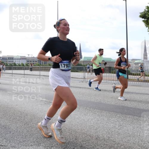 29.06.2025 - hella hamburg halbmarathon Lena Gebhardt http://msf.ph/oto/8414807 29.06.2025 10:17:28 Lombardsbrücke 8895, 17927, 14209, 1015, 1083, 1137, 1204, 1274, 1298, 1331, 1348, 1356, 1458, 1477, 1553, 1749, 1795, 2094, 2225, 2259, 2305, 2548, 2860, 2908, 3210, 3292, 3464, 3466, 3622, 3802, 3803, 4194, 4218, 4852, 5002, 5023, 5390, 5929, 5930, 5995, 6126, 6128, 6254, 6336, 6352, 6520, 6522, 6786, 7011, 7257, 7258, 7291, 7345, 7376, 7410, 7413, 7445, 7566, 7647, 7844, 7945, 8144, 8210, 8253, 8263, 8309, 8351, 8433, 8558, 8895, 8983, 9152, 9259, 9848 meine-sportfotos.de