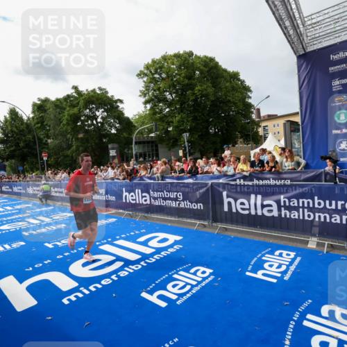 29.06.2025 - hella hamburg halbmarathon Zöllner http://msf.ph/oto/8414829 29.06.2025 10:25:38 Ziel 4338, 13346 meine-sportfotos.de