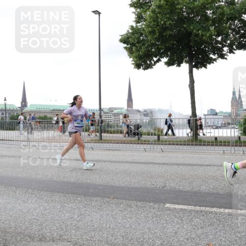 29.06.2025 - hella hamburg halbmarathon Lena Gebhardt http://msf.ph/oto/8414835 29.06.2025 10:51:27 Lombardsbrücke 16633, 1203, 1404, 1478, 1617, 1997, 2202, 2308, 2380, 2484, 2485, 2593, 2736, 2778, 3240, 3934, 3991, 4156, 4652, 4713, 4748, 4808, 4878, 4920, 5286, 5289, 5291, 5357, 5394, 5530, 5716, 5717, 6007, 6091, 6885, 6945, 6947, 6954, 6961, 7012, 7769, 7770, 7771, 7825, 7841, 7871, 7992, 8040, 8125, 8399, 8410, 8672, 9166, 9167, 9340, 9462, 9582, 9583, 9763, 10496, 10521, 11034, 11052, 11252, 11268, 11575, 11875 meine-sportfotos.de