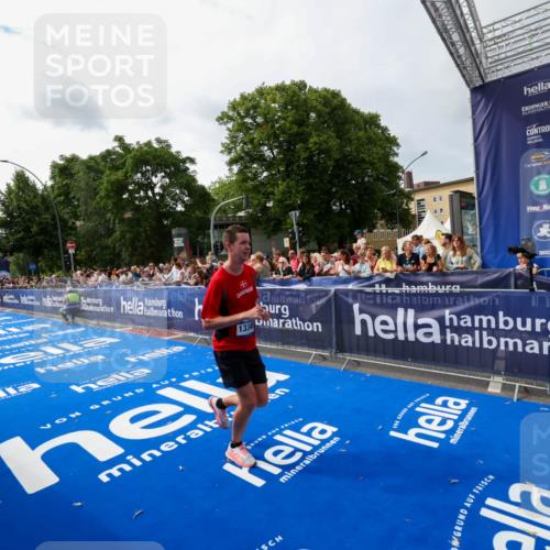 29.06.2025 - hella hamburg halbmarathon Zöllner http://msf.ph/oto/8414839 29.06.2025 10:25:38 Ziel 4338, 13346 meine-sportfotos.de