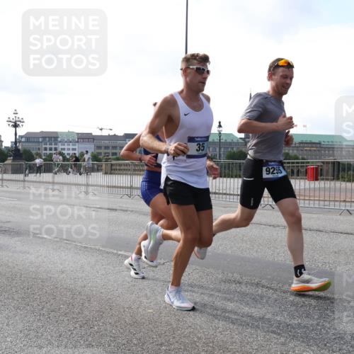 29.06.2025 - hella hamburg halbmarathon Lena Gebhardt http://msf.ph/oto/8414842 29.06.2025 09:40:06 Lombardsbrücke 10650, 15495, 35, 9255, 35, 51, 52, 53, 2144, 2659, 3720, 6380, 9255, 10650, 11342, 11678, 14717, 14933, 15495, 16120, 17402, 19075, 19108 meine-sportfotos.de