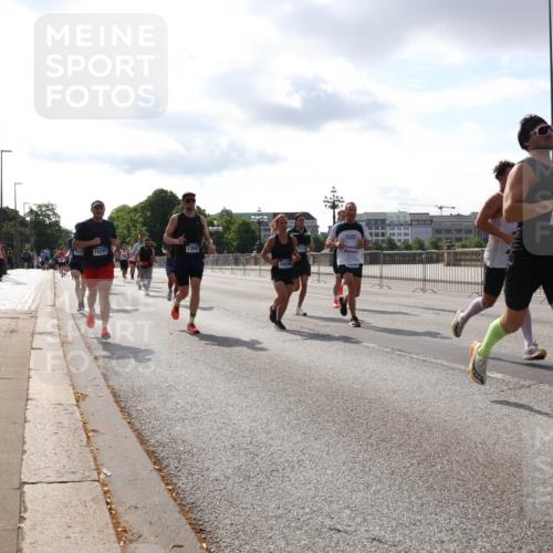 29.06.2025 - hella hamburg halbmarathon Lena Gebhardt http://msf.ph/oto/8414854 29.06.2025 09:50:47 Lombardsbrücke 15297, 13897, 16599, 7110, 575, 1209, 1358, 1441, 1677, 1688, 1697, 1700, 1882, 1962, 2546, 2568, 2675, 2719, 2826, 3056, 3626, 3947, 4205, 4229, 4380, 4398, 4893, 5026, 5087, 5472, 5506, 5508, 5745, 5752, 5791, 5803, 5916, 6080, 6429, 6458, 6529, 6639, 6649, 6686, 6687, 7026, 7110, 7116, 7284, 7635, 8091, 8450, 8574, 8958, 8966, 9017, 9116, 9365, 9380, 10064, 10218, 10469, 10783, 10922, 11281, 11284, 11305, 11379 meine-sportfotos.de