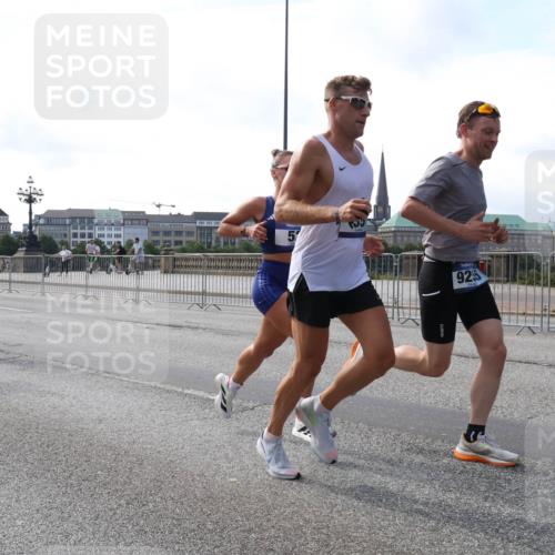 29.06.2025 - hella hamburg halbmarathon Lena Gebhardt http://msf.ph/oto/8414867 29.06.2025 09:40:06 Lombardsbrücke 10650, 5495, 925, 35, 51, 52, 53, 2144, 2659, 3720, 6380, 9255, 10650, 11342, 11678, 14717, 14933, 15495, 16120, 17402, 19075, 19108 meine-sportfotos.de