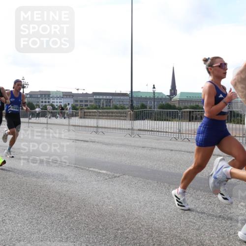29.06.2025 - hella hamburg halbmarathon Lena Gebhardt http://msf.ph/oto/8414890 29.06.2025 09:40:07 Lombardsbrücke 10650, 15495, 3, 34, 35, 51, 52, 53, 54, 2144, 2659, 3720, 6380, 9255, 10650, 11342, 11678, 12678, 14717, 14933, 15495, 16120, 16245, 17402, 19075, 19108 meine-sportfotos.de