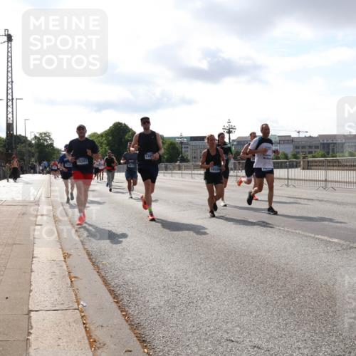 29.06.2025 - hella hamburg halbmarathon Lena Gebhardt http://msf.ph/oto/8414898 29.06.2025 09:50:48 Lombardsbrücke 15297, 8574, 1380, 16599, 15372, 1209, 1358, 1441, 1677, 1688, 1697, 1700, 1882, 1962, 2546, 2568, 2675, 2719, 2826, 3056, 3626, 3947, 4205, 4229, 4380, 4398, 4893, 5026, 5087, 5472, 5506, 5508, 5745, 5752, 5791, 5803, 5916, 6080, 6429, 6458, 6529, 6639, 6649, 6686, 6687, 7026, 7110, 7116, 7284, 7635, 8091, 8122, 8450, 8574, 8958, 8966, 9017, 9116, 9365, 9380, 9833, 10064, 10193, 10218, 10469, 10783, 10922, 11281, 11284, 11305, 11379 meine-sportfotos.de