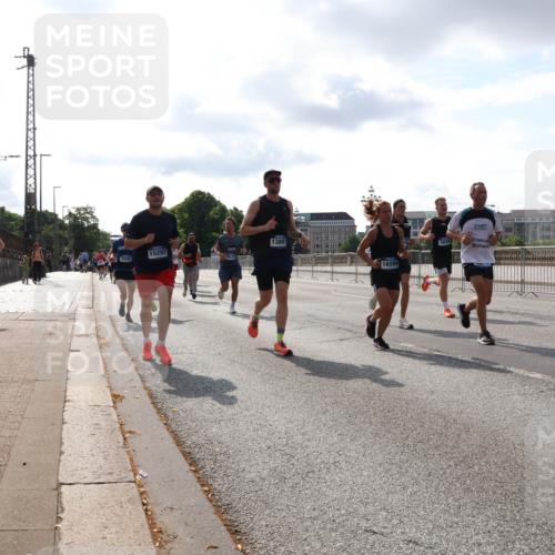 29.06.2025 - hella hamburg halbmarathon Lena Gebhardt http://msf.ph/oto/8414938 29.06.2025 09:50:48 Lombardsbrücke 15420, 15297, 5506, 8574, 13897, 16599, 5026, 1209, 1358, 1441, 1677, 1688, 1697, 1700, 1882, 1962, 2546, 2568, 2675, 2719, 2826, 3056, 3626, 3947, 4205, 4229, 4380, 4398, 4893, 5026, 5087, 5472, 5506, 5508, 5745, 5752, 5791, 5803, 5916, 6080, 6429, 6458, 6529, 6639, 6649, 6686, 6687, 7026, 7110, 7116, 7284, 7635, 8091, 8122, 8450, 8574, 8958, 8966, 9017, 9116, 9365, 9380, 9833, 10064, 10193, 10218, 10469, 10783, 10922, 11281, 11284, 11305, 11379 meine-sportfotos.de