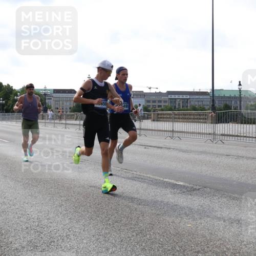 29.06.2025 - hella hamburg halbmarathon Lena Gebhardt http://msf.ph/oto/8414955 29.06.2025 09:40:07 Lombardsbrücke 650, 495, 34, 35, 51, 52, 53, 54, 2144, 2659, 3720, 6380, 9255, 10650, 11342, 11678, 12678, 14717, 14933, 15495, 16120, 16245, 17402, 19075, 19108 meine-sportfotos.de