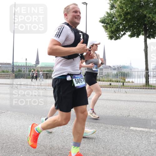 29.06.2025 - hella hamburg halbmarathon Lena Gebhardt http://msf.ph/oto/8414966 29.06.2025 10:26:07 Lombardsbrücke 5497, 1305, 1479, 1481, 3343, 3617, 3765, 4267, 4268, 4315, 4378, 4797, 5497, 6159, 6663, 8276, 8306, 8357, 8674, 8881, 8942, 10104, 10219, 11107, 11139, 11596, 11699, 11828, 11859, 12074, 12505, 12826, 12827, 12838, 12945, 12946, 13653, 14063, 14179, 14223, 14356, 14726, 14936, 16289, 16354, 16381, 16927, 17369, 17712, 19144 meine-sportfotos.de