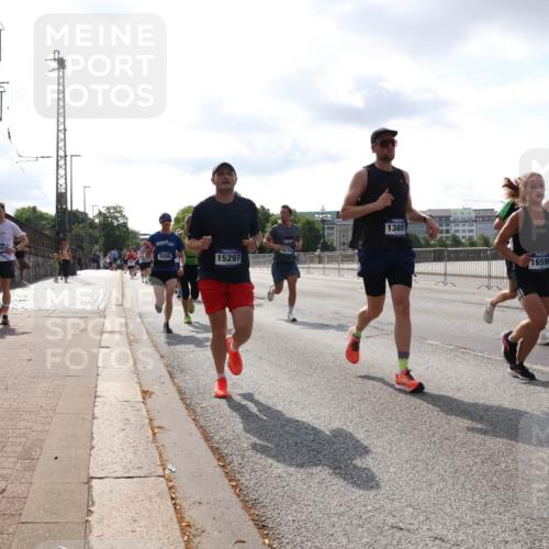 29.06.2025 - hella hamburg halbmarathon Lena Gebhardt http://msf.ph/oto/8414998 29.06.2025 09:50:48 Lombardsbrücke 1389, 420, 8574, 5506, 15297, 16599, 5026, 1209, 1358, 1441, 1677, 1688, 1697, 1700, 1882, 1962, 2546, 2568, 2675, 2719, 2826, 3056, 3626, 3947, 4205, 4229, 4380, 4398, 4893, 5026, 5087, 5472, 5506, 5508, 5745, 5752, 5791, 5803, 5916, 6080, 6429, 6458, 6529, 6639, 6649, 6686, 6687, 7026, 7110, 7116, 7284, 7635, 8091, 8122, 8450, 8574, 8958, 8966, 9017, 9116, 9365, 9380, 9833, 10064, 10193, 10218, 10469, 10783, 10922, 11281, 11284, 11305, 11379 meine-sportfotos.de