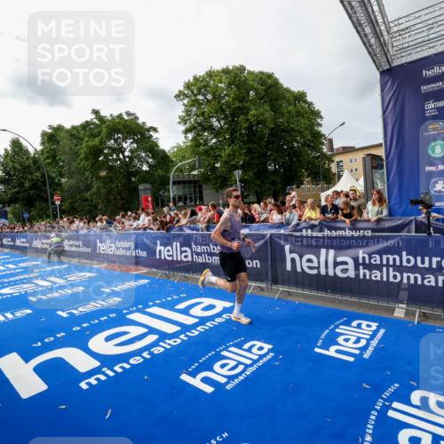 29.06.2025 - hella hamburg halbmarathon Zöllner http://msf.ph/oto/8415002 29.06.2025 10:25:51 Ziel 11228, 17258 meine-sportfotos.de