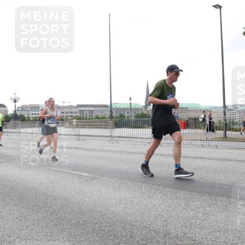 29.06.2025 - hella hamburg halbmarathon Lena Gebhardt http://msf.ph/oto/8415040 29.06.2025 10:51:29 Lombardsbrücke 4156, 4920, 1, 11034, 50, 1203, 1404, 1478, 1617, 1997, 2202, 2308, 2380, 2484, 2485, 2593, 2736, 2778, 3240, 3934, 3991, 4156, 4652, 4713, 4748, 4808, 4878, 4920, 5286, 5289, 5291, 5357, 5394, 5530, 5716, 5717, 6007, 6091, 6885, 6945, 6947, 6954, 6961, 7012, 7769, 7770, 7771, 7841, 7871, 7992, 8040, 8125, 8399, 8410, 8672, 9166, 9167, 9340, 9462, 9582, 9583, 9763, 10496, 10521, 10830, 11034, 11052, 11252, 11268, 11575, 11875 meine-sportfotos.de