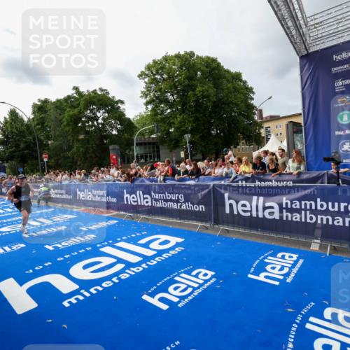 29.06.2025 - hella hamburg halbmarathon Zöllner http://msf.ph/oto/8415041 29.06.2025 10:25:57 Ziel 9767, 10468, 17258, 18692 meine-sportfotos.de