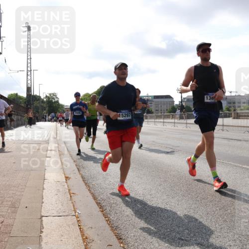 29.06.2025 - hella hamburg halbmarathon Lena Gebhardt http://msf.ph/oto/8415046 29.06.2025 09:50:49 Lombardsbrücke 15420, 5506, 574, 15297, 1389, 16599, 1209, 1256, 1358, 1441, 1677, 1688, 1697, 1700, 1882, 1962, 2546, 2568, 2579, 2675, 2719, 2826, 3056, 3626, 3947, 4205, 4229, 4380, 4398, 4893, 5026, 5087, 5387, 5472, 5506, 5508, 5745, 5752, 5791, 5803, 5916, 6080, 6429, 6458, 6529, 6639, 6649, 6686, 6687, 7026, 7110, 7116, 7284, 7635, 8091, 8122, 8450, 8574, 8958, 8966, 9017, 9116, 9365, 9380, 9833, 10064, 10193, 10218, 10415, 10469, 10783, 10922, 11281, 11284, 11305, 11379 meine-sportfotos.de