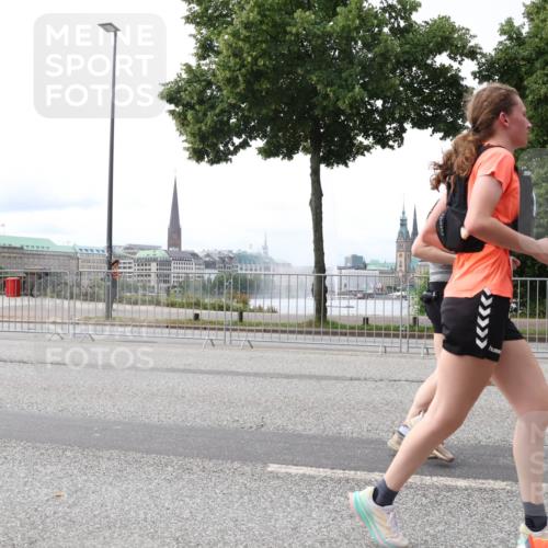 29.06.2025 - hella hamburg halbmarathon Lena Gebhardt http://msf.ph/oto/8415078 29.06.2025 10:26:08 Lombardsbrücke 1305, 1479, 1481, 3343, 3617, 3765, 4267, 4268, 4315, 4378, 4797, 5497, 6159, 6663, 7929, 8276, 8306, 8357, 8674, 8881, 8942, 10104, 10219, 11107, 11139, 11596, 11699, 11828, 11859, 12074, 12505, 12826, 12827, 12838, 12945, 12946, 14063, 14179, 14223, 14356, 14726, 14936, 16289, 16354, 16381, 16927, 17369, 17712, 19144 meine-sportfotos.de
