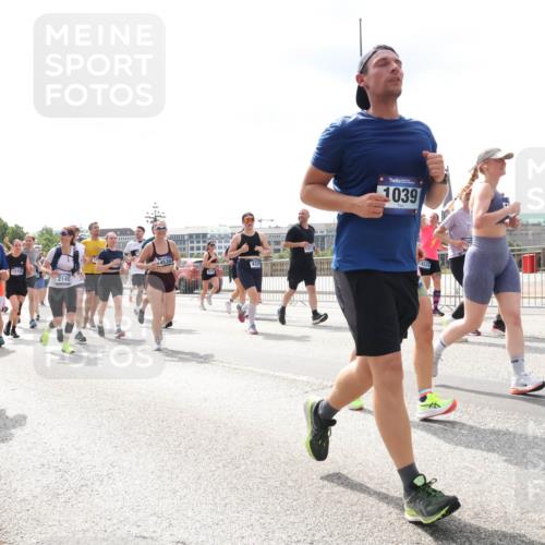 29.06.2025 - hella hamburg halbmarathon Lena Gebhardt http://msf.ph/oto/8415104 29.06.2025 10:42:13 Lombardsbrücke 5136, 12725, 4530, 2145, 1039, 432, 18333, 1039, 1150, 1360, 1624, 1648, 1712, 1752, 1929, 1957, 2069, 2134, 2145, 2523, 2974, 3276, 3326, 3459, 3460, 3568, 3605, 4329, 4353, 4735, 4736, 4885, 4891, 4892, 5403, 5419, 5432, 5671, 5810, 6136, 6137, 6153, 6320, 6430, 6436, 6618, 6828, 6837, 6846, 6917, 7040, 7260, 7357, 7477, 7557, 7666, 7955, 8014, 8300, 8301, 8443, 8459, 8525, 8526, 8712, 8816, 8897, 8908, 9008, 9223, 9370, 9467, 9980, 10027, 10532, 10623 meine-sportfotos.de