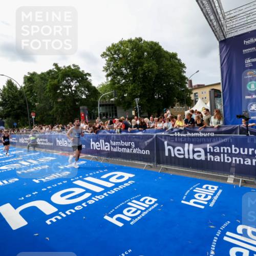 29.06.2025 - hella hamburg halbmarathon Zöllner http://msf.ph/oto/8415114 29.06.2025 10:25:59 Ziel 9767, 10468, 17258, 18692 meine-sportfotos.de