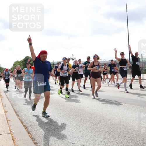 29.06.2025 - hella hamburg halbmarathon Lena Gebhardt http://msf.ph/oto/8415131 29.06.2025 10:42:13 Lombardsbrücke 12682, 9223, 2145, 11840, 530, 2523, 432, 18323, 18333, 1039, 1150, 1360, 1624, 1648, 1712, 1752, 1929, 1957, 2069, 2134, 2145, 2523, 2974, 3276, 3326, 3459, 3460, 3568, 3605, 4329, 4353, 4735, 4736, 4885, 4891, 4892, 5403, 5419, 5432, 5671, 5810, 6136, 6137, 6153, 6320, 6430, 6436, 6618, 6828, 6837, 6846, 6917, 7040, 7260, 7357, 7477, 7557, 7666, 7955, 8014, 8300, 8301, 8443, 8459, 8525, 8526, 8712, 8816, 8897, 8908, 9008, 9223, 9370, 9467, 9980, 10027, 10532, 10623 meine-sportfotos.de