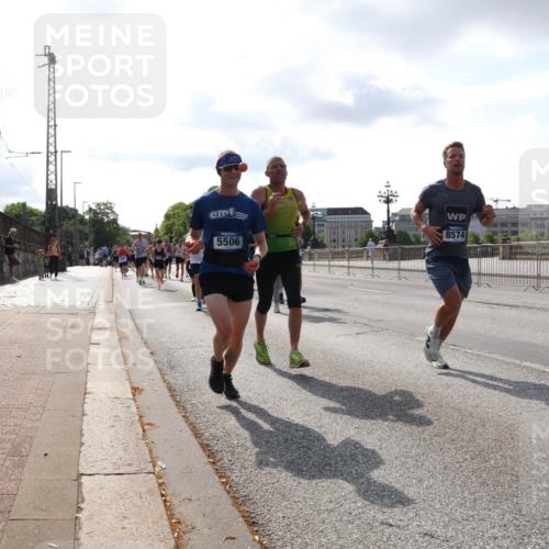 29.06.2025 - hella hamburg halbmarathon Lena Gebhardt http://msf.ph/oto/8415205 29.06.2025 09:50:50 Lombardsbrücke 15420, 5506, 8574, 1209, 1256, 1358, 1441, 1677, 1688, 1697, 1700, 1882, 1962, 2546, 2568, 2579, 2675, 2719, 2826, 3056, 3626, 3947, 4205, 4229, 4380, 4398, 4893, 5026, 5087, 5387, 5472, 5506, 5508, 5745, 5752, 5916, 6080, 6429, 6458, 6529, 6639, 6649, 6686, 6687, 7026, 7110, 7116, 7284, 7635, 8091, 8122, 8450, 8574, 8958, 8966, 9017, 9116, 9365, 9380, 9833, 10064, 10193, 10218, 10415, 10469, 10783, 10922, 11281, 11284, 11305, 11379 meine-sportfotos.de