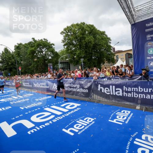 29.06.2025 - hella hamburg halbmarathon Zöllner http://msf.ph/oto/8415216 29.06.2025 10:48:57 Ziel 2260, 3213, 3985, 7067, 8889, 9661, 12421, 12534, 13009, 13183, 13976, 15309, 16653, 18873 meine-sportfotos.de