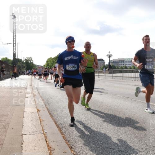 29.06.2025 - hella hamburg halbmarathon Lena Gebhardt http://msf.ph/oto/8415228 29.06.2025 09:50:50 Lombardsbrücke 15420, 5506, 8574, 1209, 1256, 1358, 1441, 1677, 1688, 1697, 1700, 1882, 1962, 2546, 2568, 2579, 2675, 2719, 2826, 3056, 3626, 3947, 4205, 4229, 4380, 4398, 4893, 5026, 5087, 5387, 5472, 5506, 5508, 5745, 5752, 5916, 6080, 6429, 6458, 6529, 6639, 6649, 6686, 6687, 7026, 7110, 7116, 7284, 7635, 8091, 8122, 8450, 8574, 8958, 8966, 9017, 9116, 9365, 9380, 9833, 10064, 10193, 10218, 10415, 10469, 10783, 10922, 11281, 11284, 11305, 11379 meine-sportfotos.de