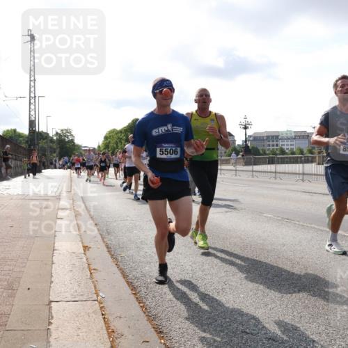 29.06.2025 - hella hamburg halbmarathon Lena Gebhardt http://msf.ph/oto/8415247 29.06.2025 09:50:50 Lombardsbrücke 15420, 5506, 8574, 1209, 1256, 1358, 1441, 1677, 1688, 1697, 1700, 1882, 1962, 2546, 2568, 2579, 2675, 2719, 2826, 3056, 3626, 3947, 4205, 4229, 4380, 4398, 4893, 5026, 5087, 5387, 5472, 5506, 5508, 5745, 5752, 5916, 6080, 6429, 6458, 6529, 6639, 6649, 6686, 6687, 7026, 7110, 7116, 7284, 7635, 8091, 8122, 8450, 8574, 8958, 8966, 9017, 9116, 9365, 9380, 9833, 10064, 10193, 10218, 10415, 10469, 10783, 10922, 11281, 11284, 11305, 11379 meine-sportfotos.de